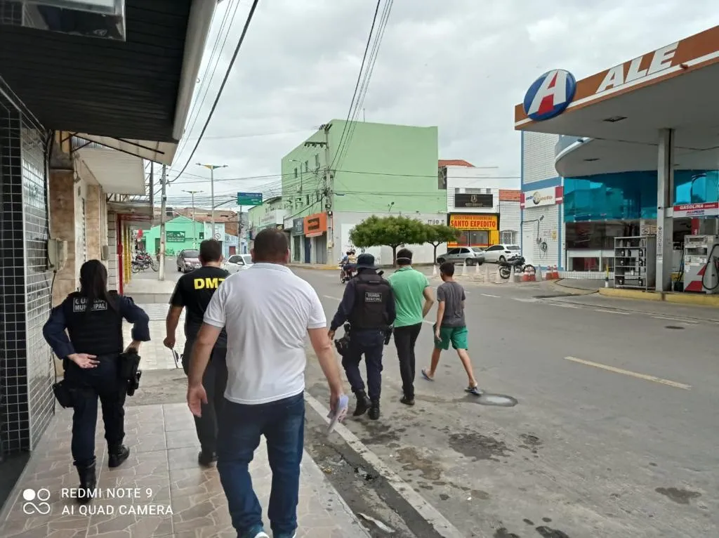 Fiscais da Prefeitura e Guardas Municipais em fiscalização nas ruas de Mombaça na manhã desta quinta-feira (24)