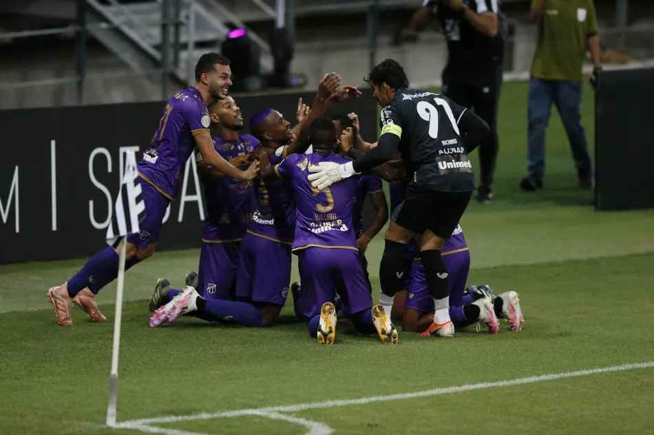 Atletas comemoram gols nos minutos finais