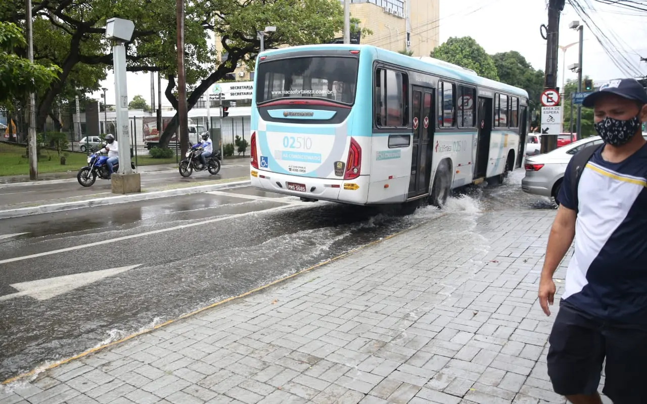 Chuva em diversos bairros de Fortaleza