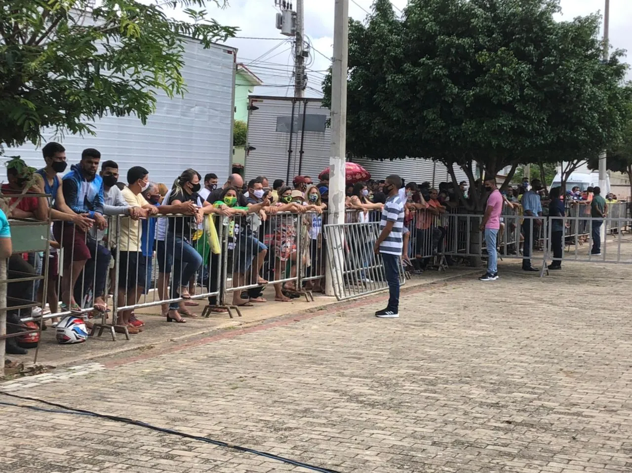 Aglomeração em Tianguá do lado de fora do Polo de Lazer Regis Diniz