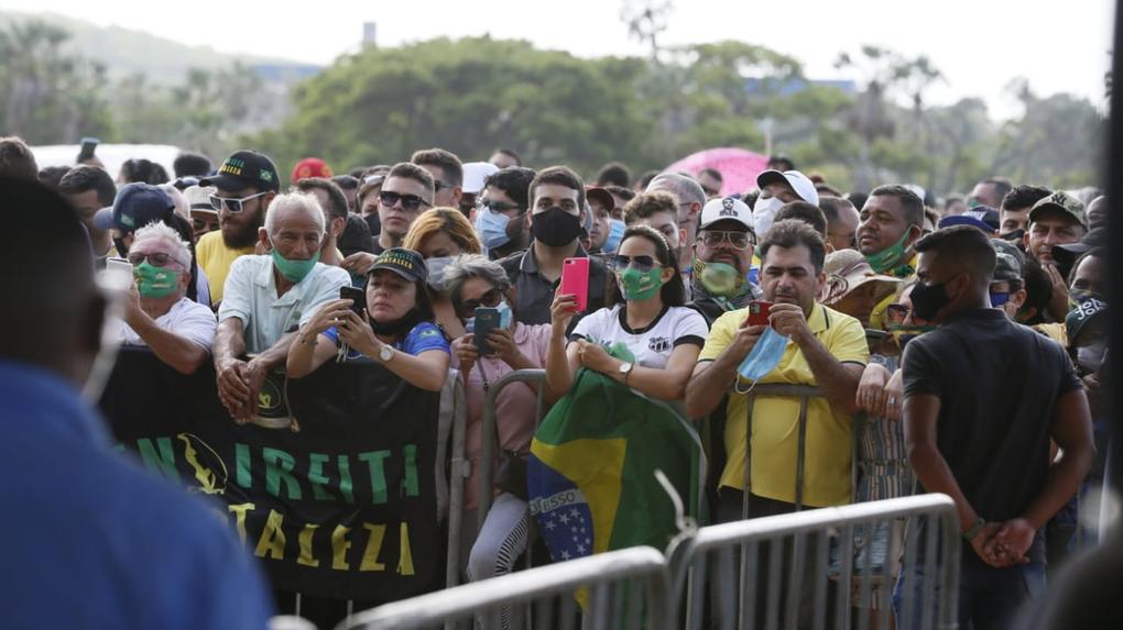 Apoiadores de Bolsonaro já esperam visita do presidente na BR-222 e se aglomeram no km 29, na estrutura montada para receber o chefe do executivo nacional