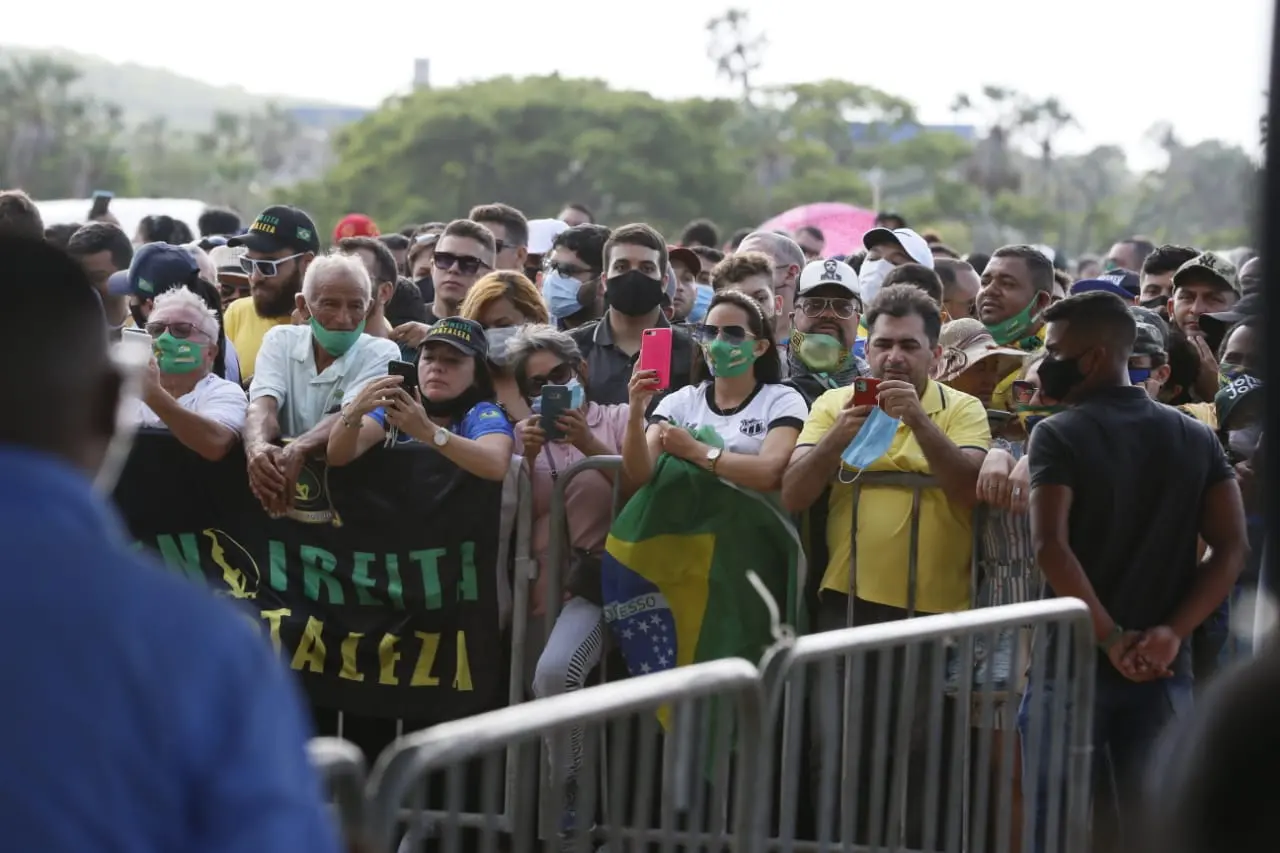 Apoiadores de Bolsonaro já esperam visita do presidente na BR-222 e se aglomeram no km 29, na estrutura montada para receber o chefe do executivo nacional