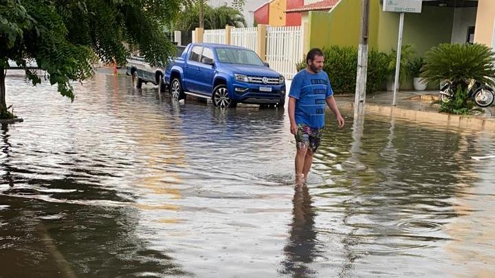 Chuva deixa ruas alagadas no Iguatu