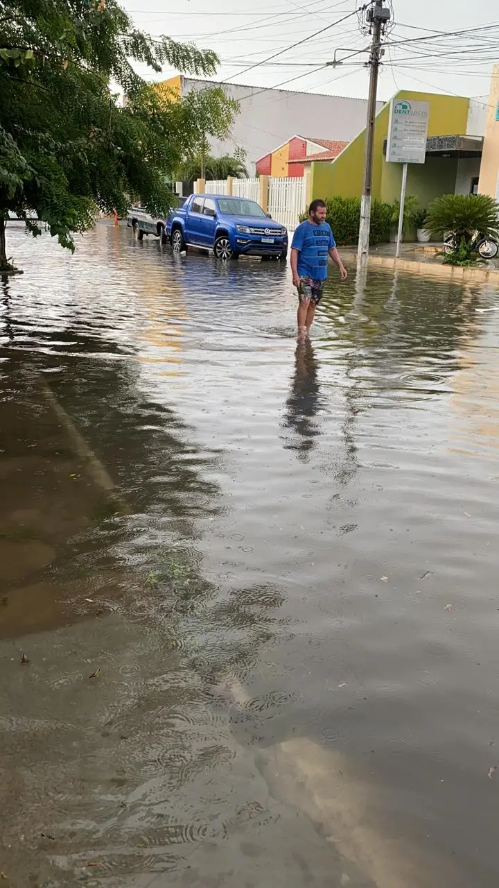 Chuva deixa ruas alagadas no Iguatu