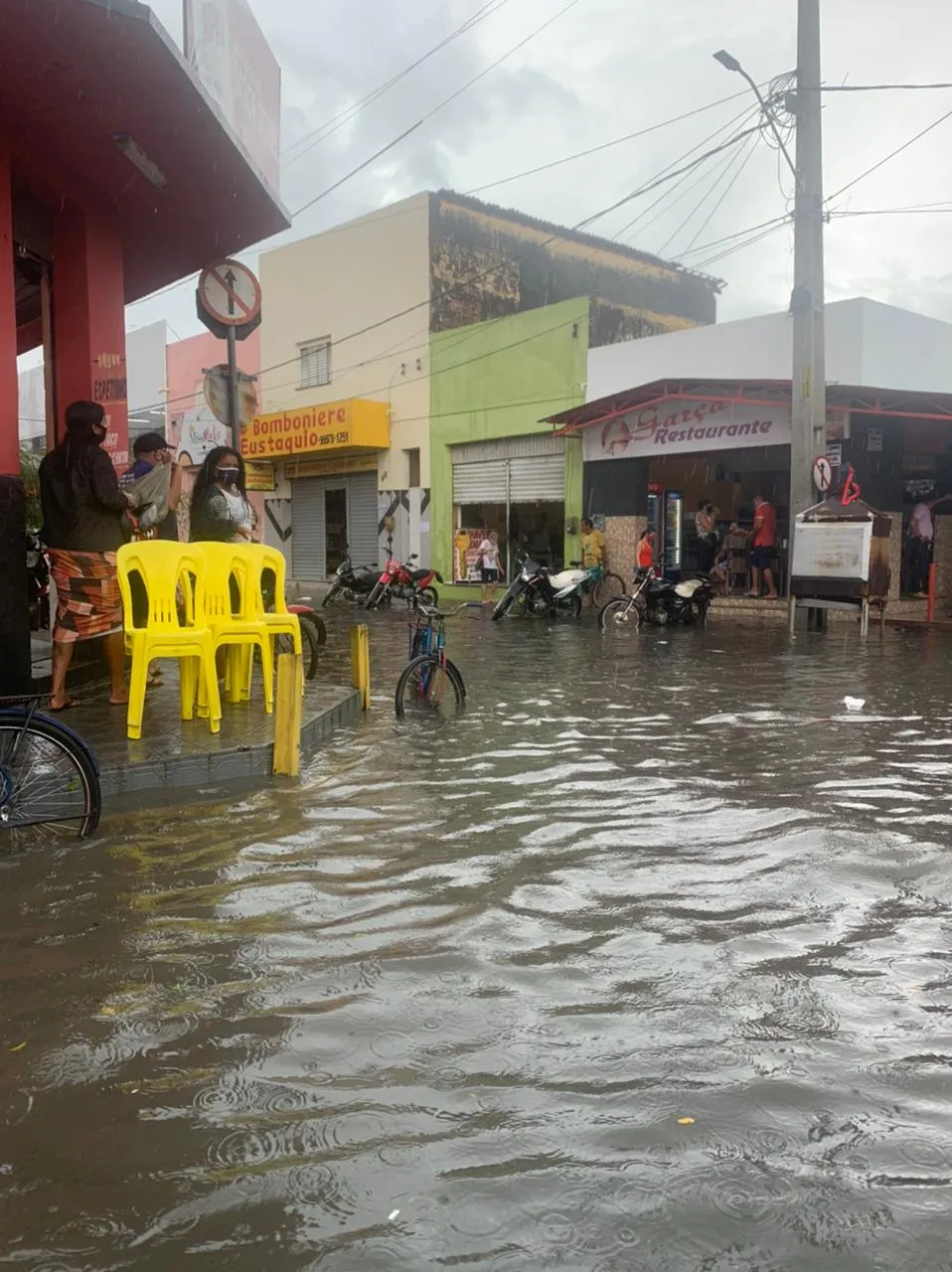 Pedestres tiveram dificuldade de atravessar as ruas