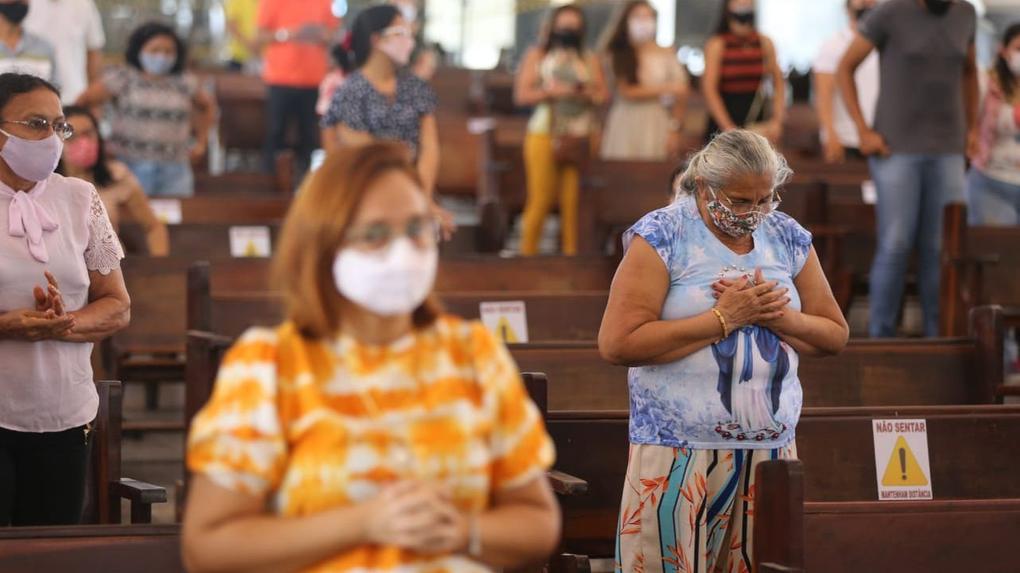 Fiéis rezando dentro de uma Igreja Católica do Estado do Ceará