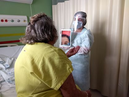 O Hospital Regional Norte, em Sobral, foi uma das unidades hospitalares da rede pública cearense que incorporou as visitas virtuais ao protocolo de atendimento durante a pandemia de Covid-19, numa tentativa de manter o vínculo entre paciente e seus familiares e amigos.