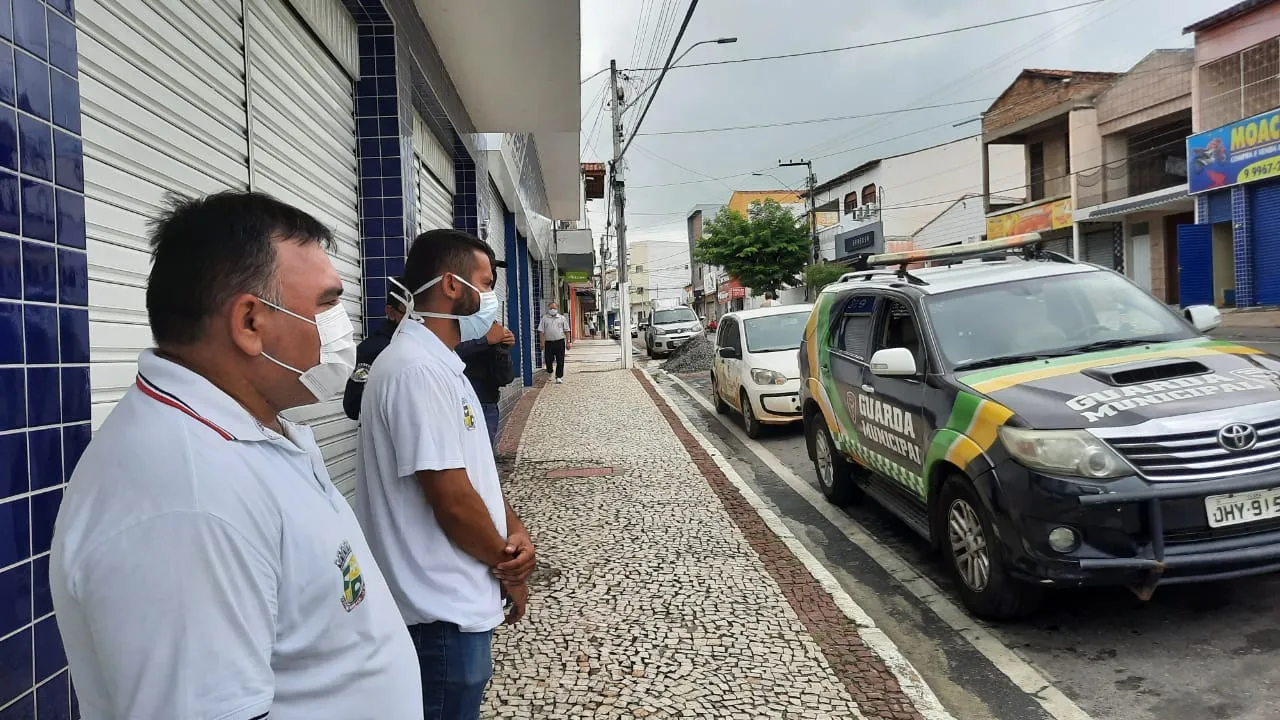 Agentes da Vigilância Sanitária de Mombaça fazem a fiscalização das lojas