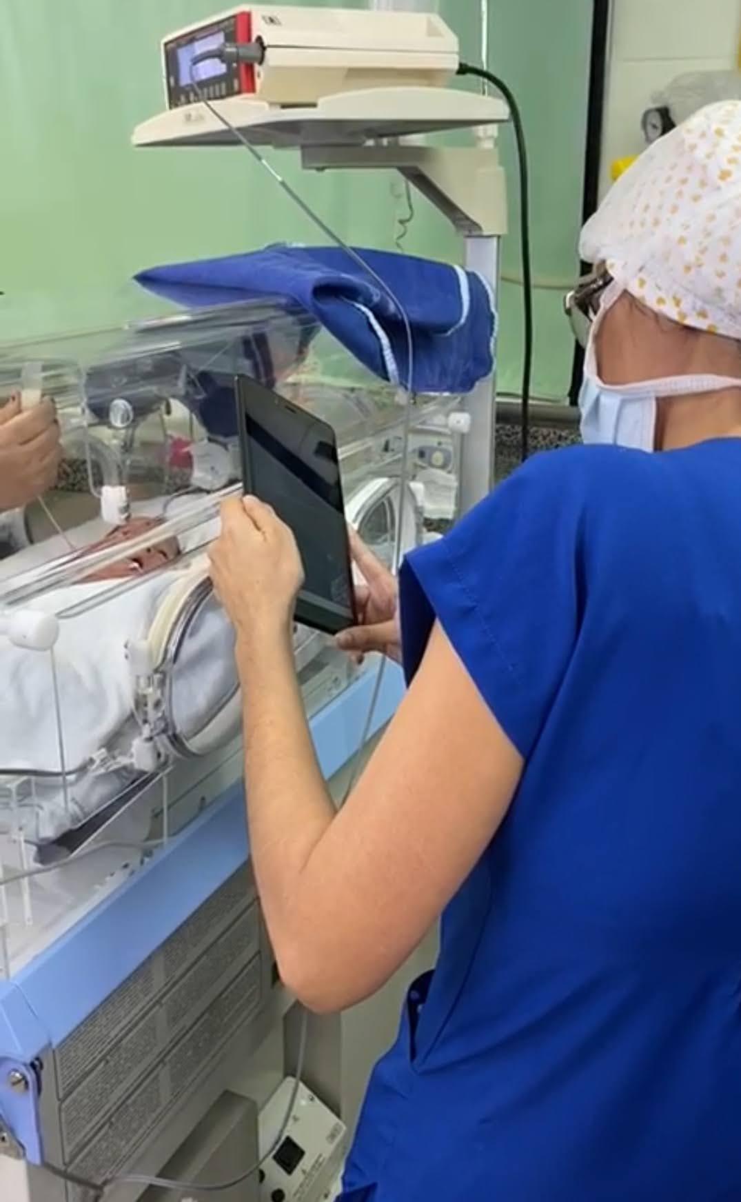 Com visitas presenciais suspensas, profissionais do Hospital Dr. César Cals fazem videochamadas com mães e pais para promover contato com bebês internados no setor de neonatologia da unidade.