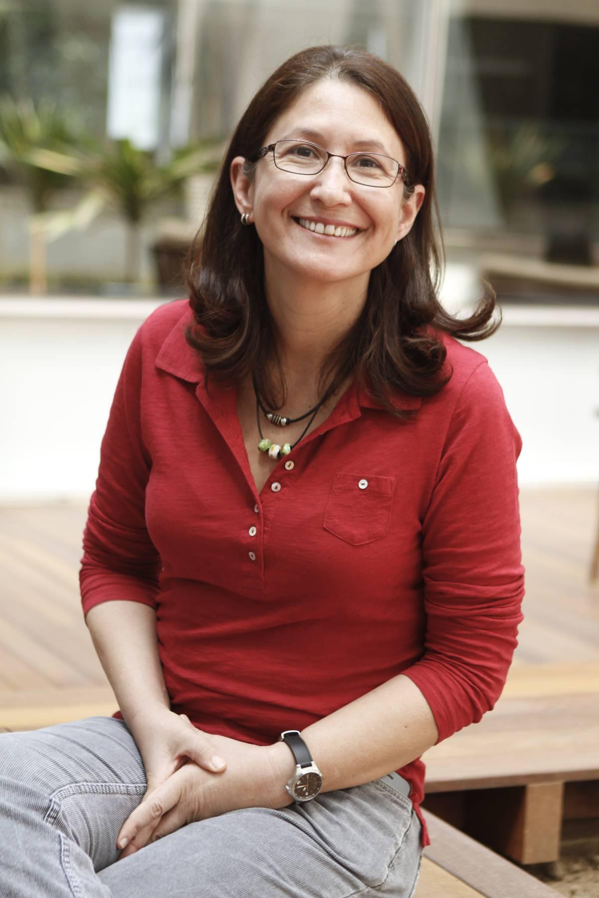 Médica oncologista e professora universitária, Paola Tôrres é referência em medicina integrativa no Brasil.