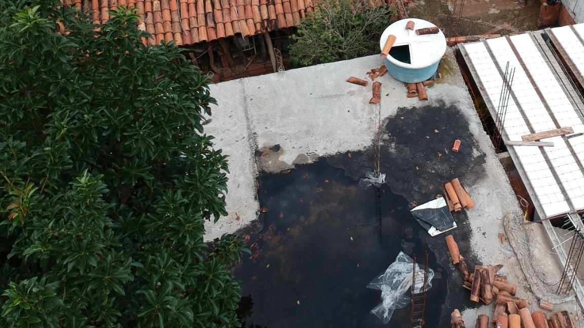 Imagem de drone identifica caixa d’água aberta, possível foco de proliferação do mosquito.