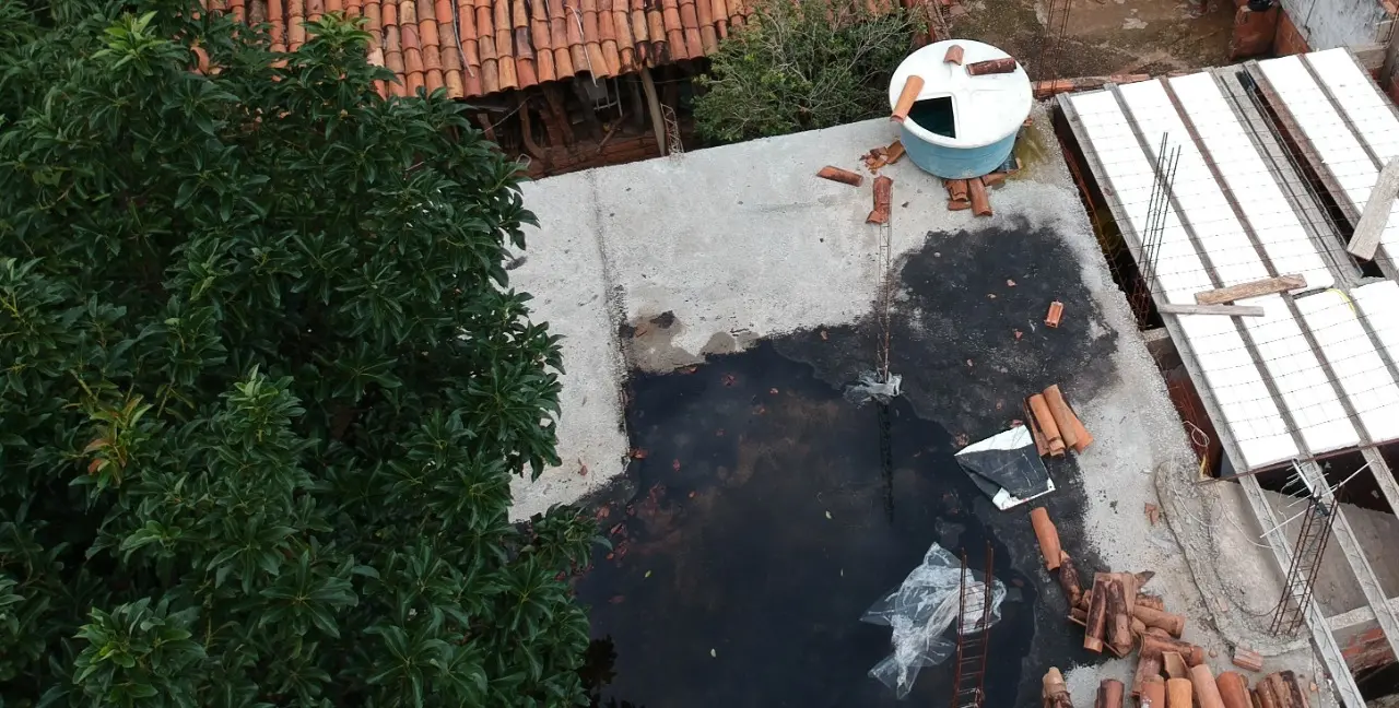 Imagem de drone identifica caixa d’água aberta, possível foco de proliferação do mosquito.