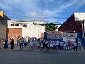 Grupo combinou de vestir branco e selecionou uma lista de louvores para cantar em frente ao Hospital Regional da Unimed.
