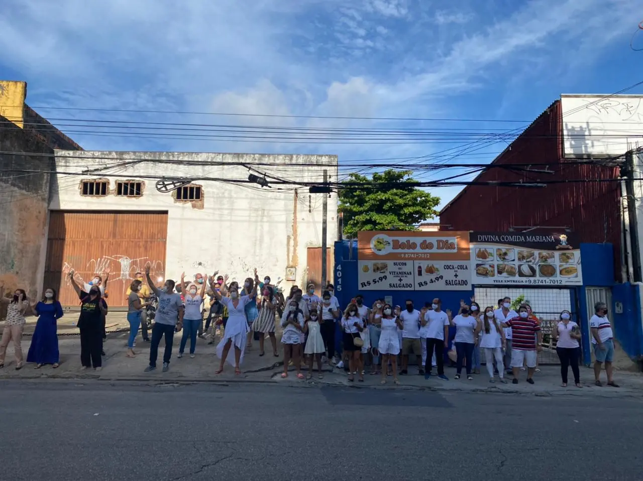 Grupo combinou de vestir branco e selecionou uma lista de louvores para cantar em frente ao Hospital Regional da Unimed.