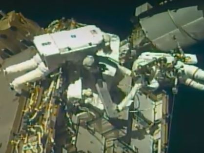 Astronautas fazem manutenção em estação espacial e transmitem imagens do espaço ao vivo