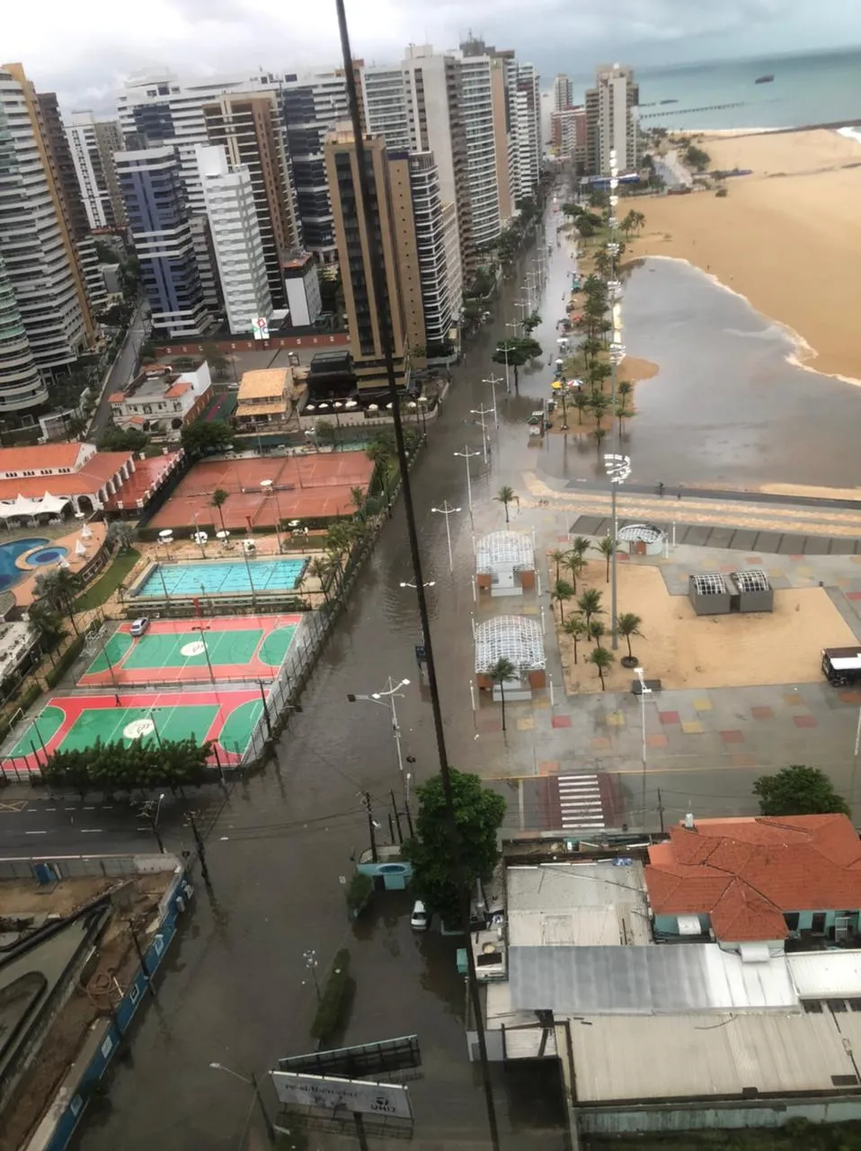 Chuva causa alagamento nos arredores da Avenida Beira Mar, no Aterro da Praia de Iracema