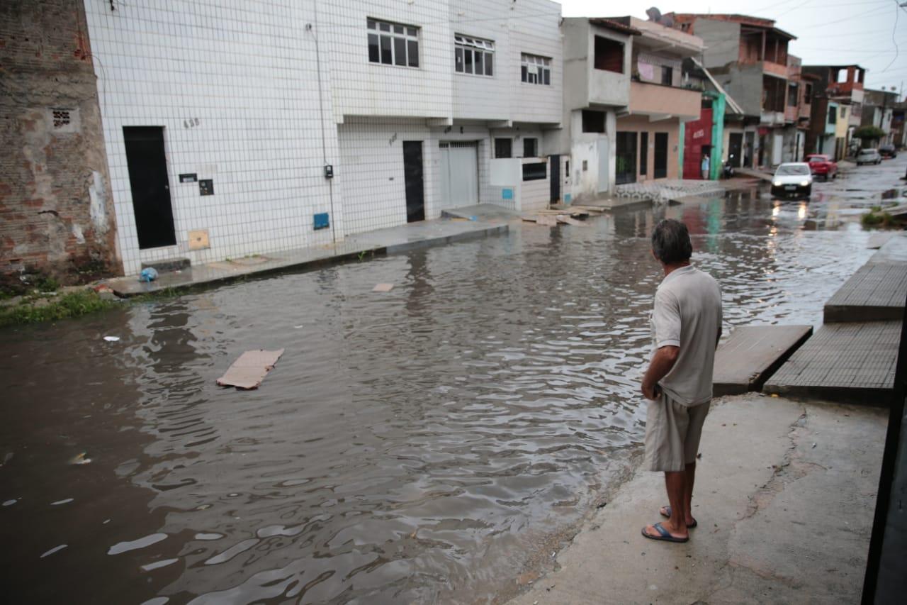 Alagamento causado por chuva em Fortaleza