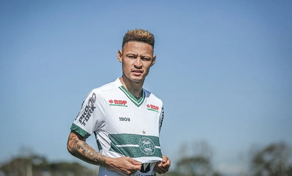 Neilton pertence ao Coritiba e foi rebaixado para a Série B de 2021