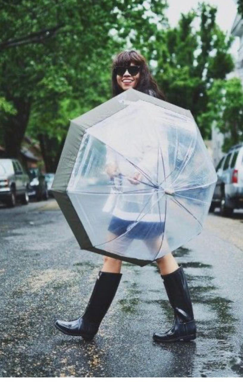 Guarda-chuva transparente é uma boa pedida. Não “briga” com nenhuma composição de estilo, além de te dar aquela norteada no tempo!