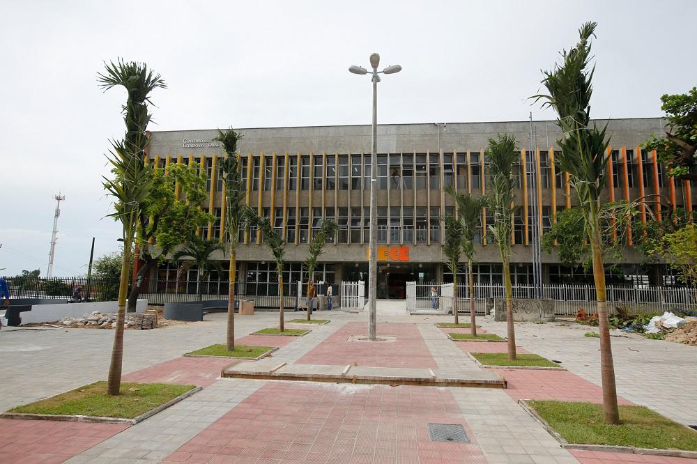 Segundo gestora, processo para administração da Biblioteca Pública Estadual do Ceará (BECE) está em andamento. Data de abertura continua indefinida