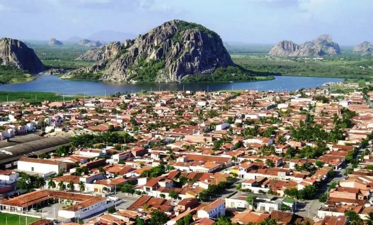 Foto aérea do município de Quixadá, no interior do Ceará