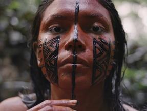 Esta é uma imagem da performance Aiku'è, da artista indígena Zahy Guajajara