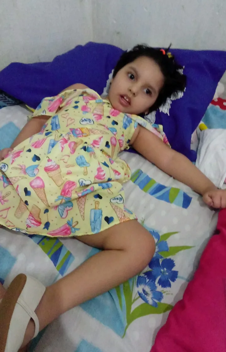 A filha de Daniele Maria, a pequena Vitória de apenas três anos, está há três meses sem o medicamento Kuvan.