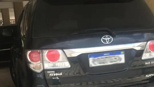 Foto de uma SW4 preta utilizada por um chefe de facção preso pela polícia civil do Ceará em Mossoró no Rio Grande do Norte