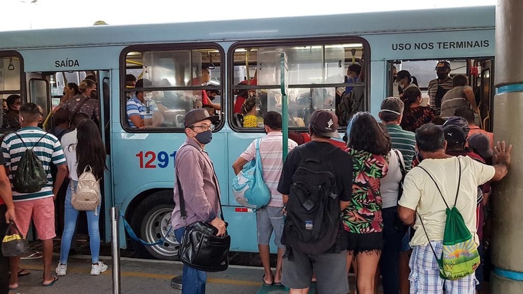 Ônibus lotado no terminal de Fortaleza