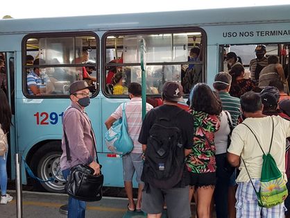 Ônibus lotado no terminal de Fortaleza