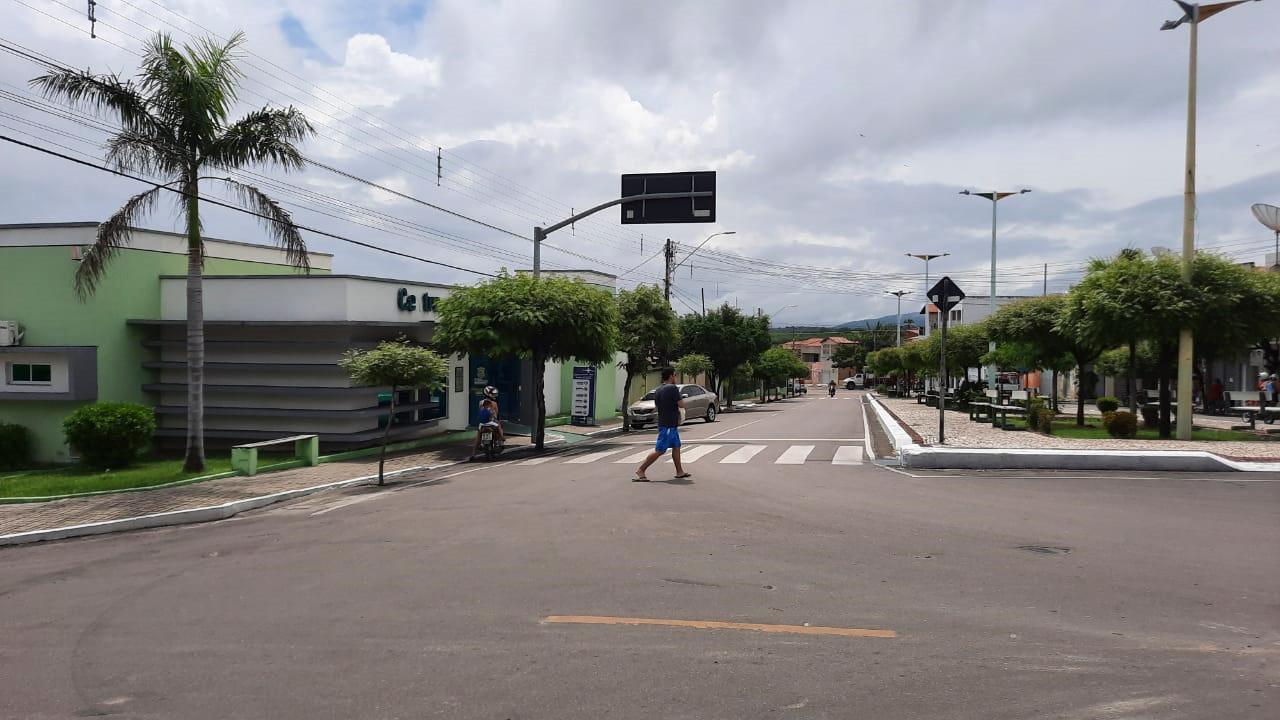 Rua vazia durante lockdown em Mombaça, no Ceará
