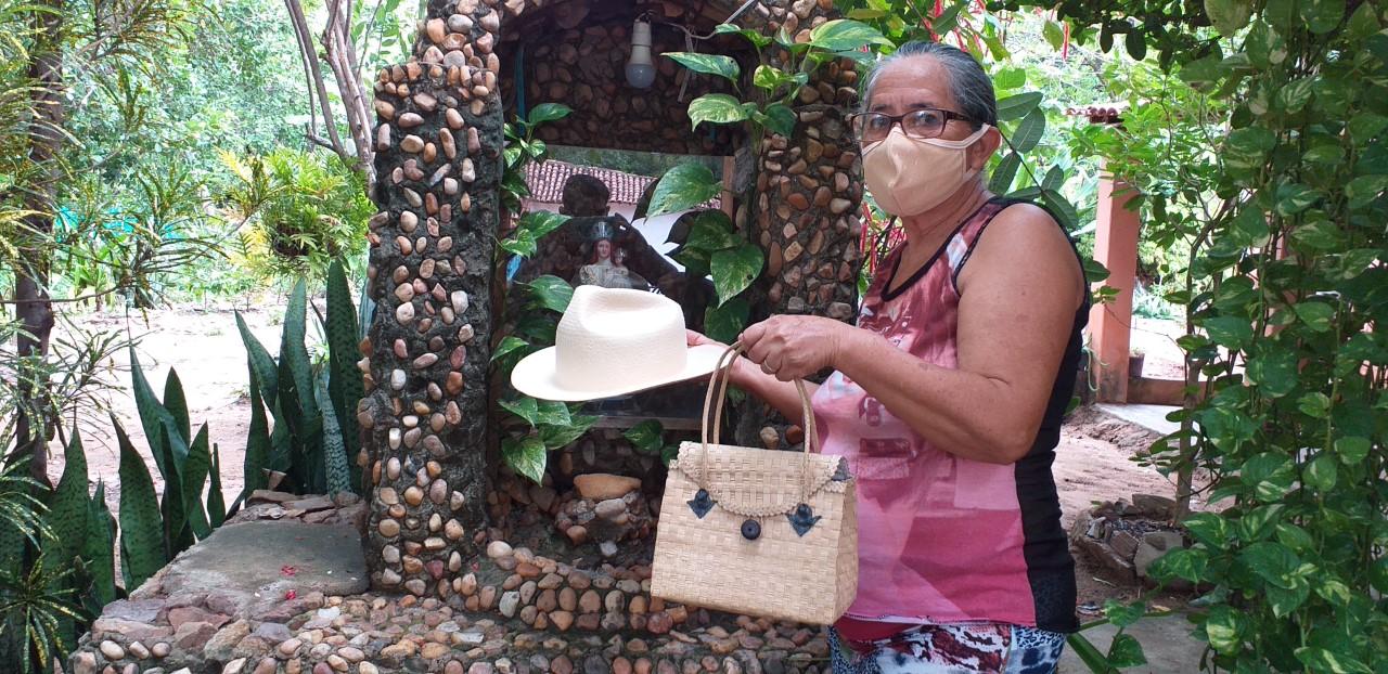 A artesã Luzanira França, 74 anos, trabalha com a palha da carnaúba para desenvolver chapéus e bolsas