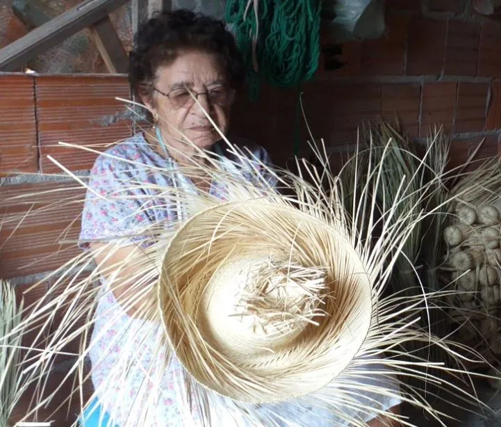Aos 89 anos, Maria Marcos dos Santos é uma das artesãs da palha mais antigas de Pacujá