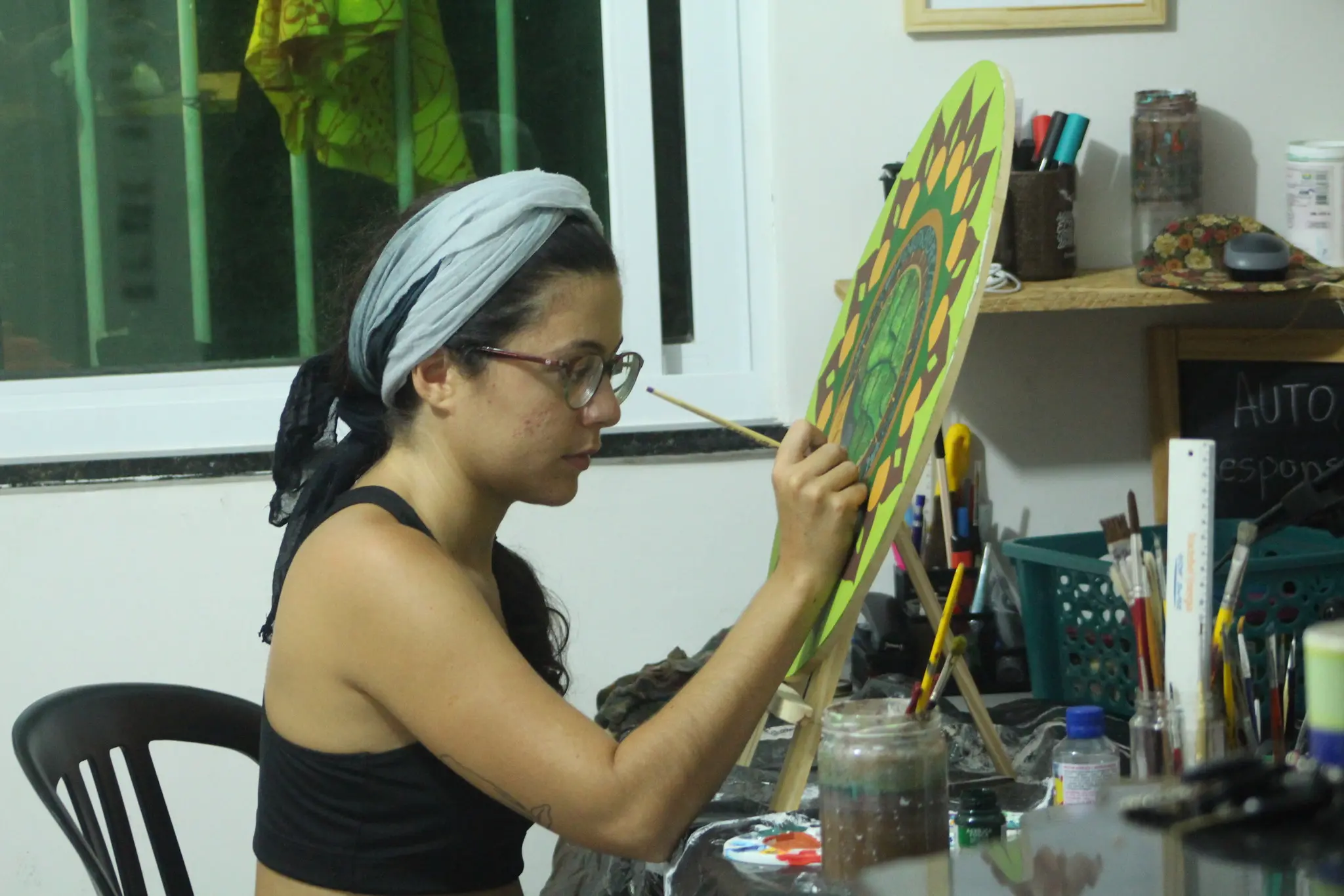 Camila Aguiar em seu ateliê