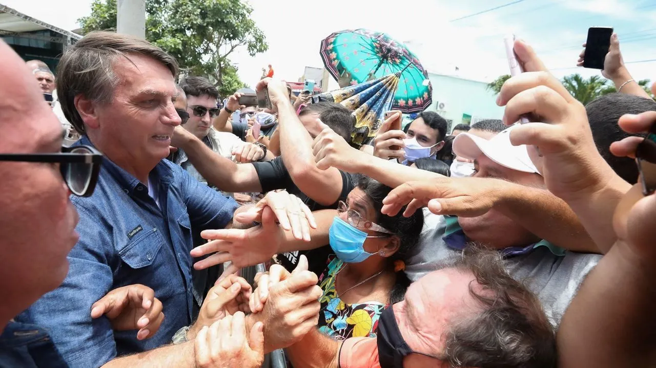 Bolsonaro não usou máscara e nem evitou o contato com apoiadores enquanto esteve no Ceará