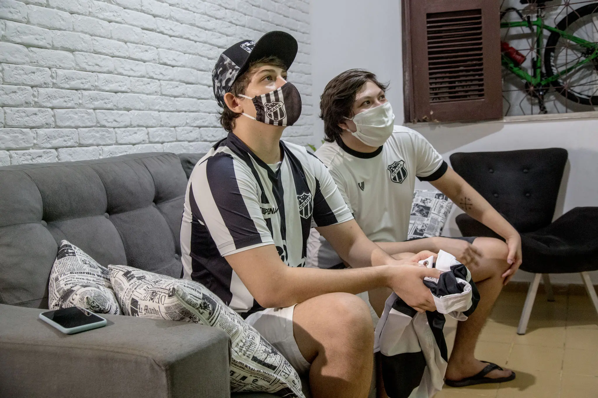 Torcedores de Ceará em casa durante jogo da equipe na pandemia, em 2020