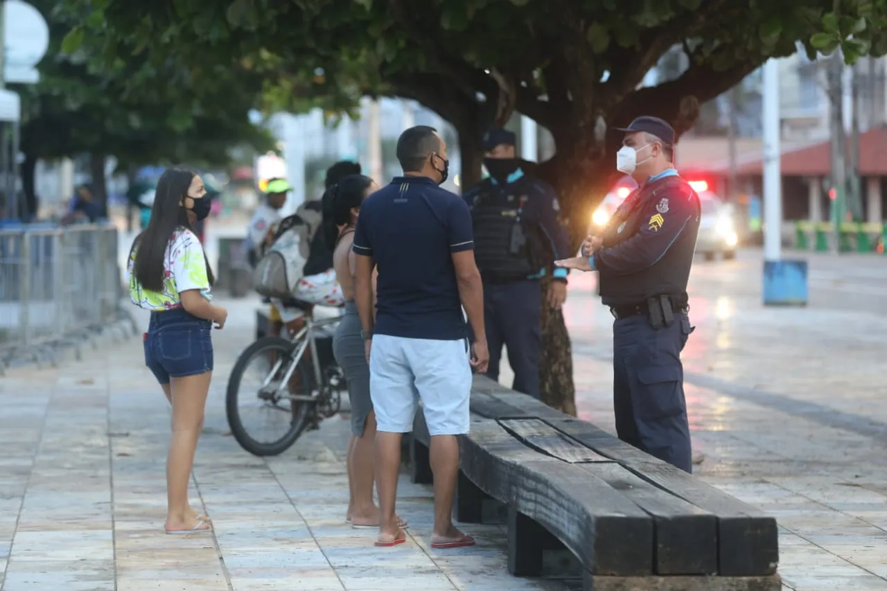 Polícia Militar orienta pedestres sobre o cumprimento de medidas de segurança sanitária