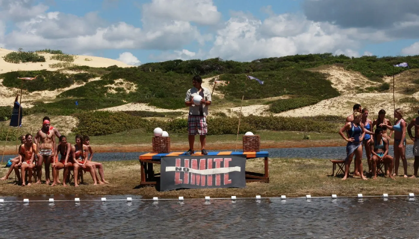 Participantes de No Limite em praia
