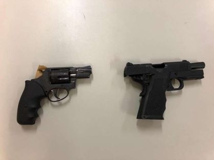 As duas armas, utilizadas pelos criminosos e pelo policial penal, foram encontradas em um matagal na rodovia BR 116