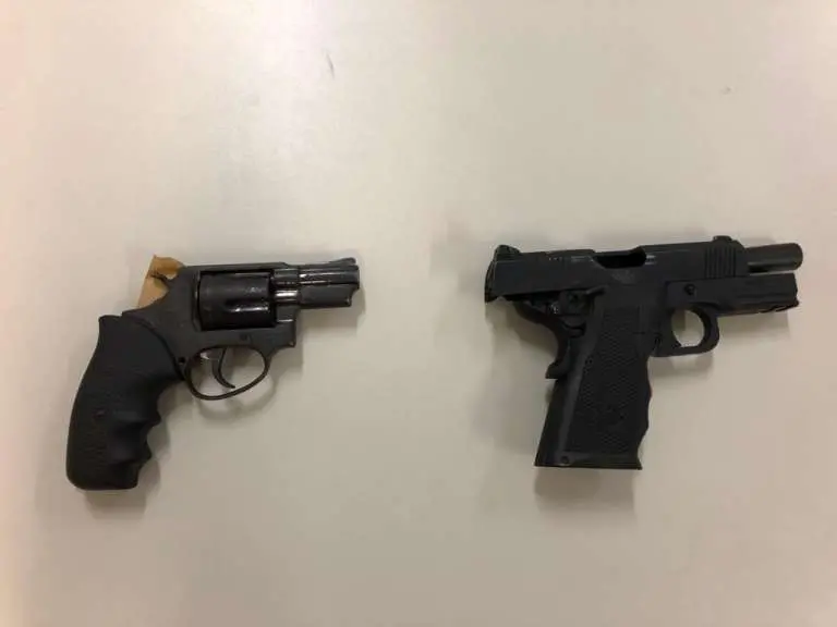 As duas armas, utilizadas pelos criminosos e pelo policial penal, foram encontradas em um matagal na rodovia BR 116