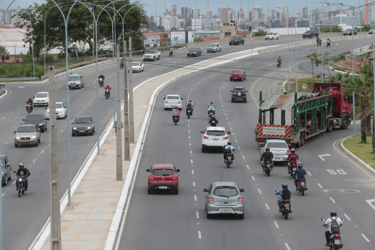Av. Alberto Craveiro registrou grande fluxo pela manhã