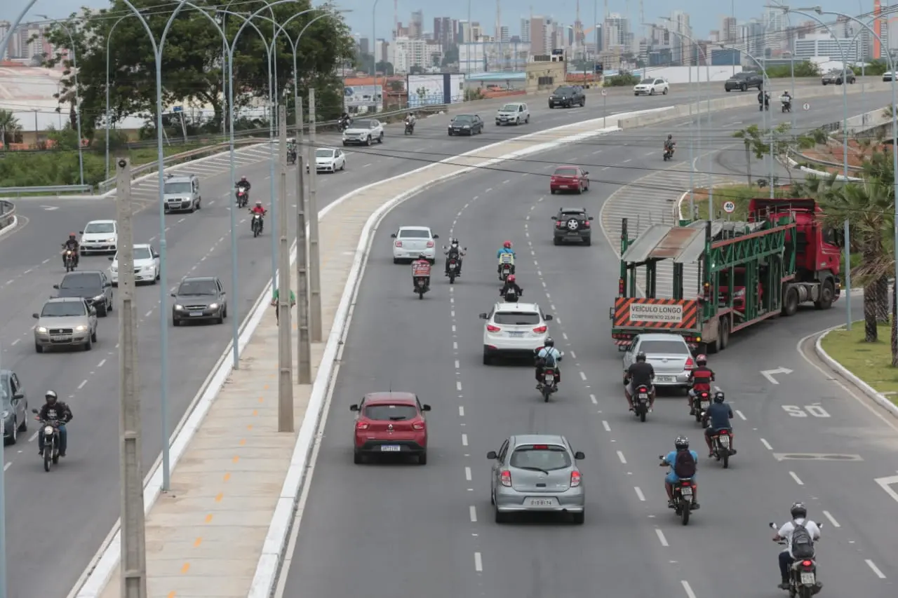 Rua com intensa movimentação de carros