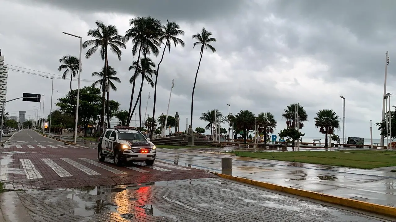 Ruas e avenidas vazias em Fortaleza