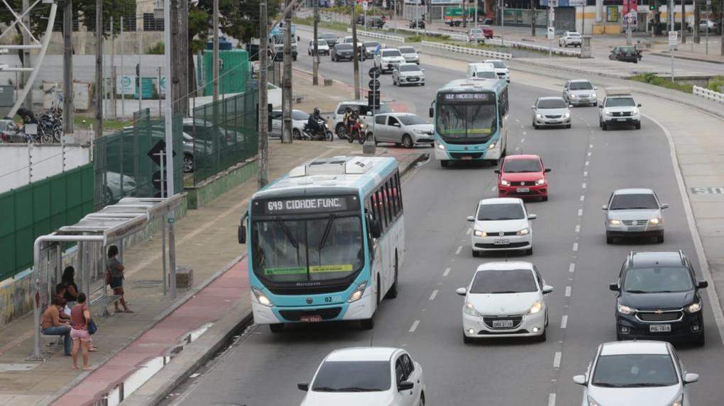 Avenida tem tráfego intenso em Fortaleza
