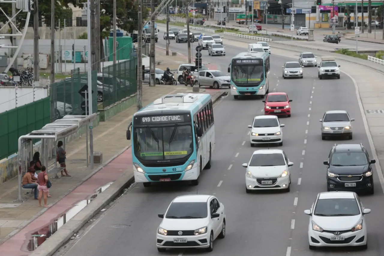 Avenida tem tráfego intenso em Fortaleza