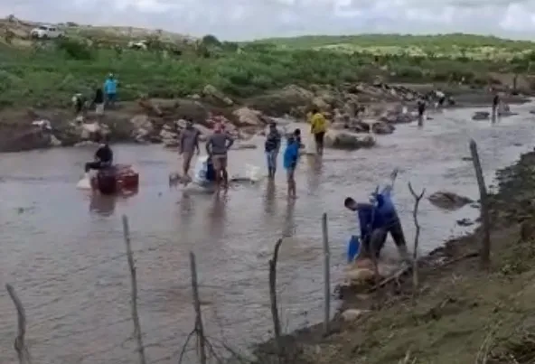 Gravação flagra um grupo maior de pessoas realizando a pesca, com apoio de veículos