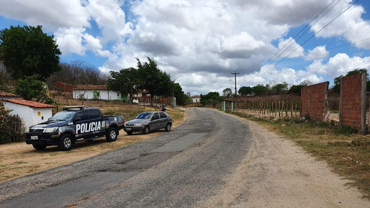 Cenário mostra a rua onde ocorreu o crime, uma viatura da polícia e outro carro