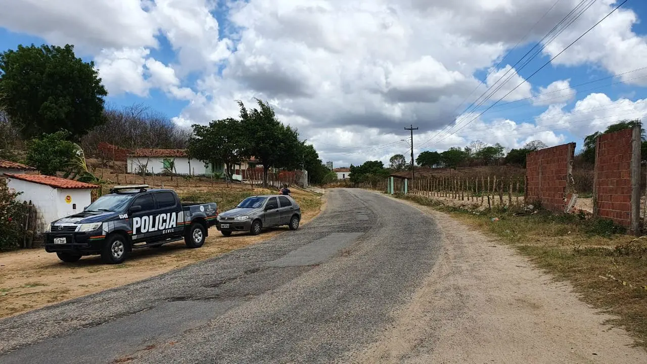 Cenário mostra a rua onde ocorreu o crime, uma viatura da polícia e outro carro