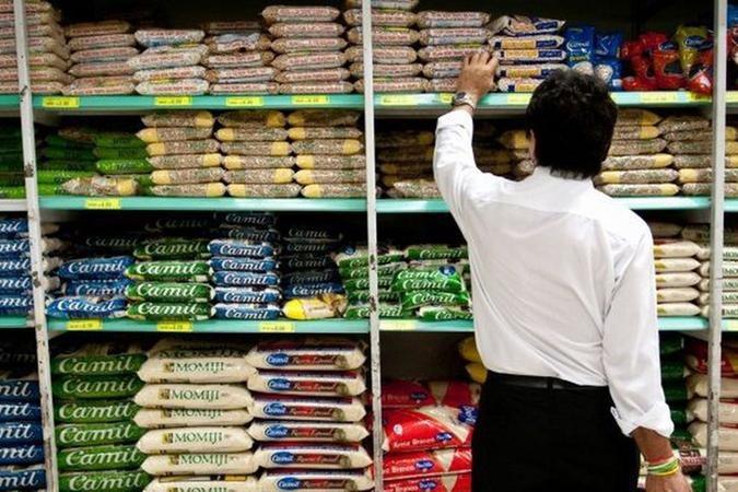 Homem busca alimentos em um supermercado