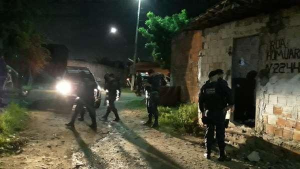Policiais militares em abordagem após assalto de motorista de aplicativo que ficou refém em Fortaleza
